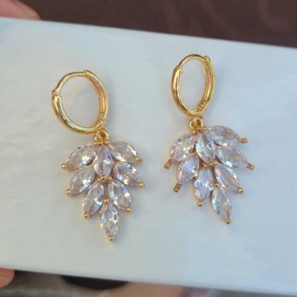 Gorgeous Gold Tone Flower Drop Crystal Dangle Earrings - Picture 10 of 10